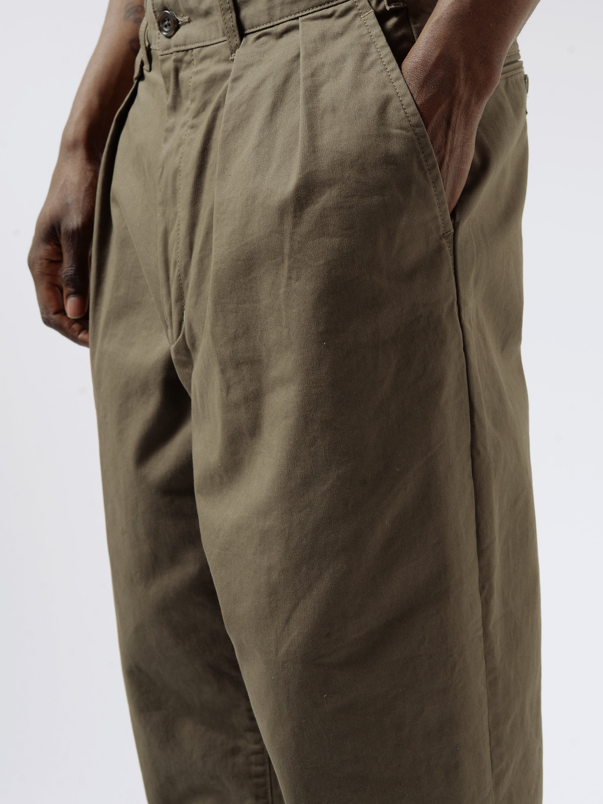 BEAMS PLUS - 2 Pleat Chino in Olive – gravitypope
